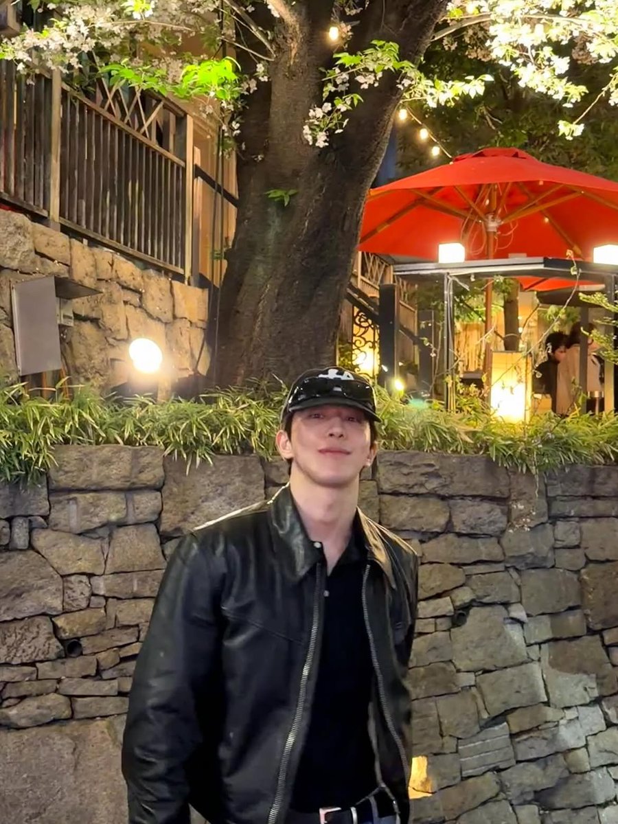namjoohyeuk's tweet photo. Late-night strolls never go wrong when it’s summer, just taking a slow walk and appreciating how peaceful everything feels after dark. https://t.co/CC5gaN8uhV