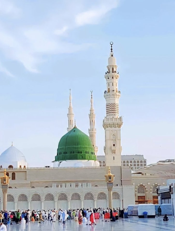 LGCD7's tweet photo. قرآن نے سورج کو "سراج" اور چاند کو "منیر" کہا
جَعَلَ فِیھَا سِراجً و قَمَرً مُنِیرَا

لیکن اکیلے نبی کریم روف رحیم ﷺ کو "سراج منیر" کہا
وَدَاعِیَاً اِلی ﷲِ بِاذنِہ وَسِرَاجً مُنِیرَا

تاکہ کائنات کو معلوم ہو جائے کے شمس و قمر مل کر بھی آپ ﷺکے انوار کا مقابلہ نہیں کر سکتے https://t.co/GYj3KNmWpX