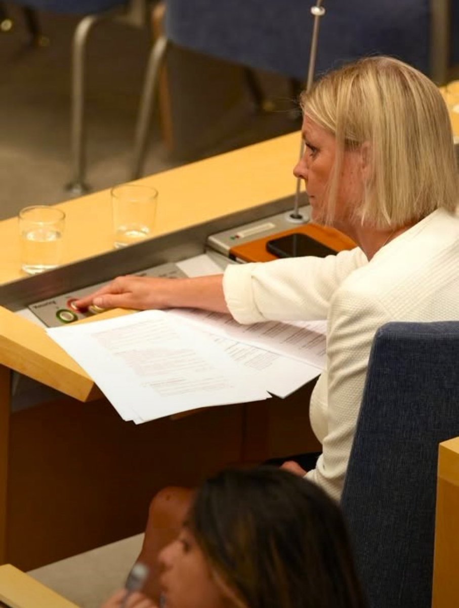 katjanouch's tweet photo. Bilden som Socialdemokratiska blocket (islamister, vänstern och miljötalibaner) avskyr när den sprids. 

Här röstar Magdalena Andersson NEJ till slopad mängdrabatt för våldtäkter och andra grova brott. Magdalena Andersson vill alltså att man ska kunna få 3 för 2 - våldta/mörda tre men få straffrabatt - och tänker jobba för att riva upp slopad mängdrabatt OM S/MP/V vinner valet... Förstå hur jävla sjuk och djävulsk denna politiska sida är!
Magda vill inte denna bild och info sprids. Så se till att den flyger som en augustistorm över landet.
Alla bör se den!

(Den som tycker att det ska vara rabatt på att våldta och mörda kan ju rösta på Socialdemokraterna. De är ett islamistiskt parti som tycker det är helt ok med sharialagar i Sverige.)

Dela!👌Dela!😊Dela!🇸🇪
