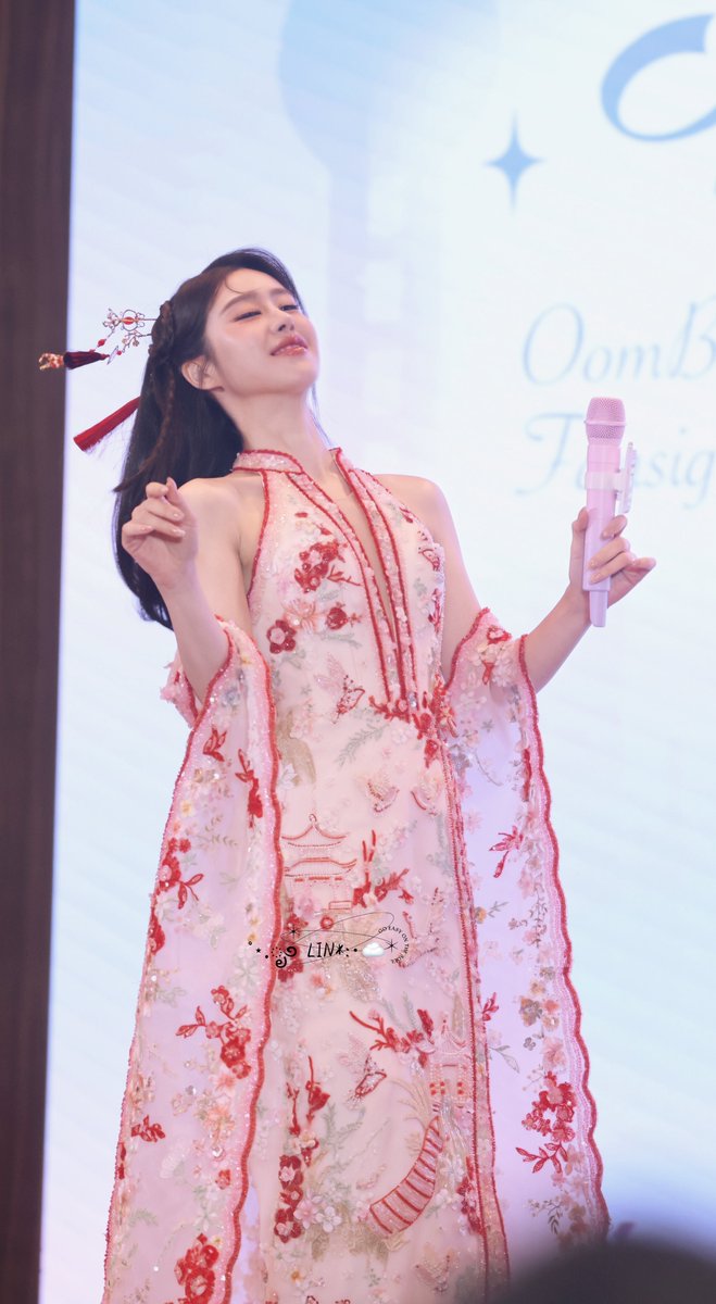Lin_Linyn's tweet photo. Bambi na la
@Bam_Saralee 
OOMBAM 1ST FANSIGN SH
#OomBamFulfillShanghai https://t.co/vUzih2LPcT