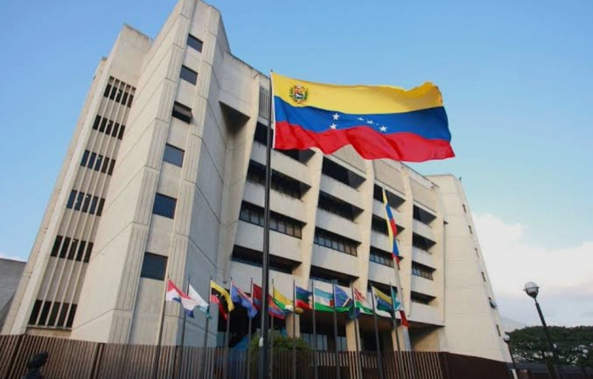 AlemCorreia2's tweet photo. SRAS y SRES 

Me dicen que se prendió rolo e peo en el #TSJ muchísimos  "jueces con prohibición" salida de Venezuela, extorcionadores, vacunas, cobros por libertad, familiares que gozaron de las mieles desesperados por salir 

¿ Llegara la VERDADERA ⚖️  JUSTICIA a Venezuela ? https://t.co/l1HwKqn7PU