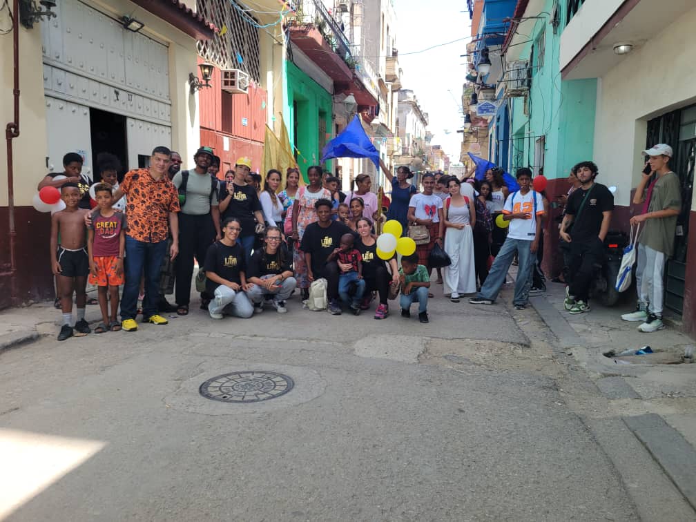ONUREHABANA's tweet photo. 💡 PDL Curazado avanza: nueva iluminación solar con el acompañamiento de la ONURE La Habana

En el día de hoy en el  Consejo Popular Belén y San Isidro por donde atraviesa el callejón Curazado se realizó el montaje de los proyectores solares para el alumbrado público. https://t.co/a84olcQpe7