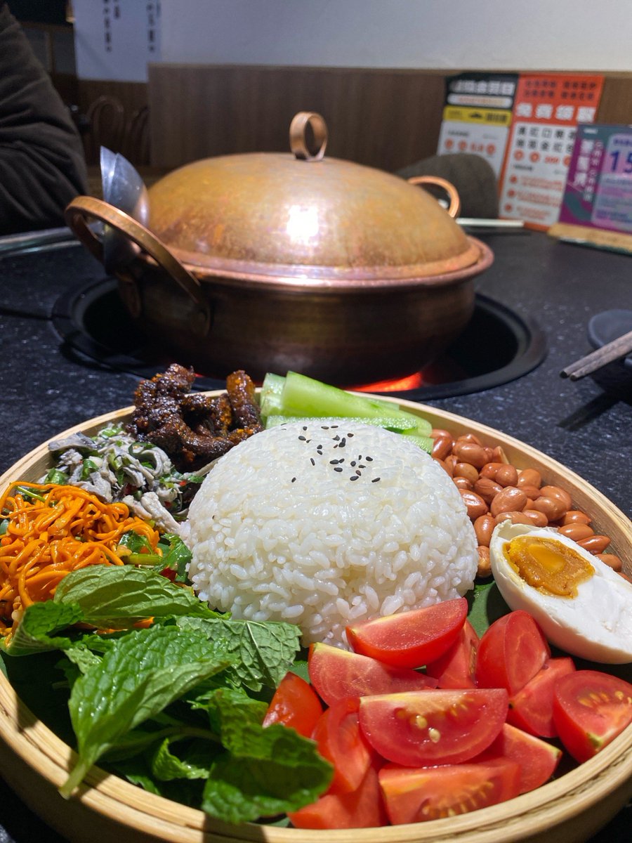 ZHowell24829's tweet photo. Late night craving hit—steaming pork bone soup, warm rice, and a quiet corner at the tiny night stall. No rush, just cozy bites to chase the tiredness away. https://t.co/NOTV6iZpdp