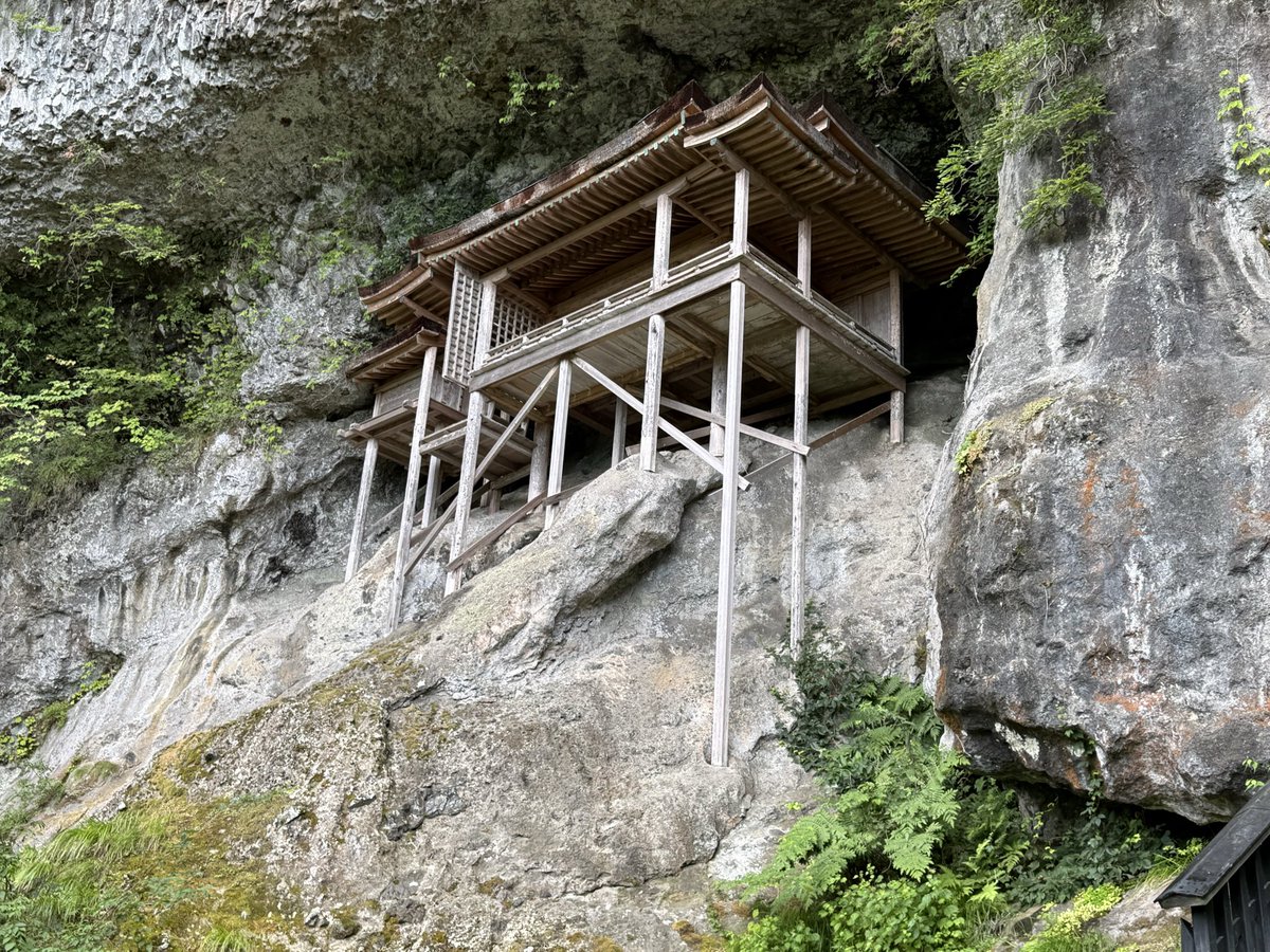 oshirosuki_'s tweet photo. 断崖絶壁にどうやって建てたのか、、、

三徳山三佛寺の国宝投入堂
平安時代後期の建築とされ、まるで岩壁に吸い付くように建つ姿は圧巻🪨

役行者が法力でお堂を投げ入れたという伝説が、名前の由来とも

日本屈指の天空の古建築

身体が動くうちにと登りましたがヘトヘトです🫠 https://t.co/v4FlRdOw0g