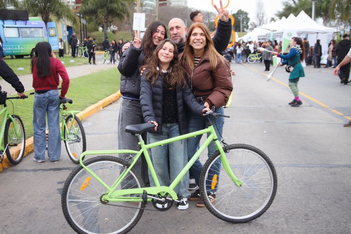 magdysierra's tweet photo. 🚲 | Avellaneda sobre ruedas 

Entregamos más de 4.500 bicis a lxs estudiantes que estan cursando 6to en las 65 escuelas públicas y privadas con 100% de subvención. Un programa municipal que defiende el derecho al juego y celebra la etapa cumplida en la educación primaria. 

Ver la alegría de las familias en una jornada como hoy es simplemente hermoso. Gracias a todxs por ser parte de esta comunidad organizada 💚