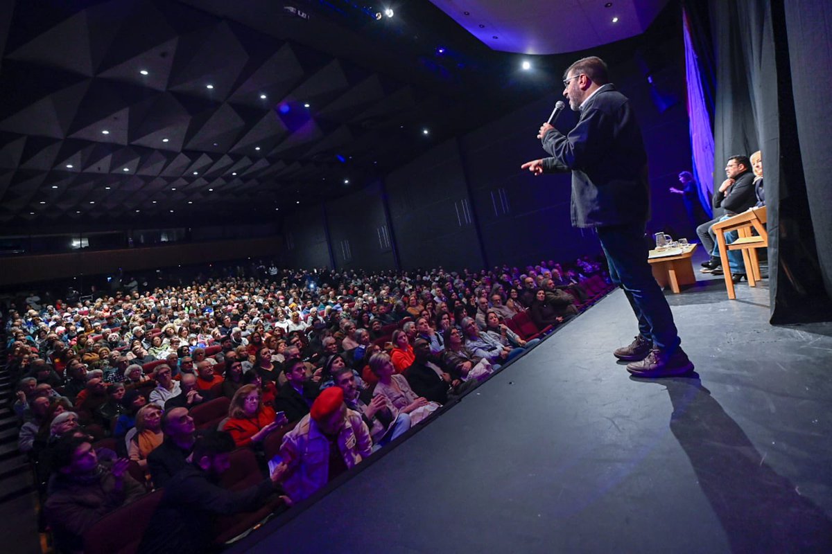 Frente_Amplio's tweet photo. Hoy desde el Teatro El Galpón realizamos una  jornada de intercambio sobre los avances, prioridades y desafíos de la Rendición de Cuentas

Informar, escuchar y seguir construyendo derechos, oportunidades y más justicia social

Un país con el rumbo justo 🇺🇾✌️ https://t.co/B6k0VZ1wyb