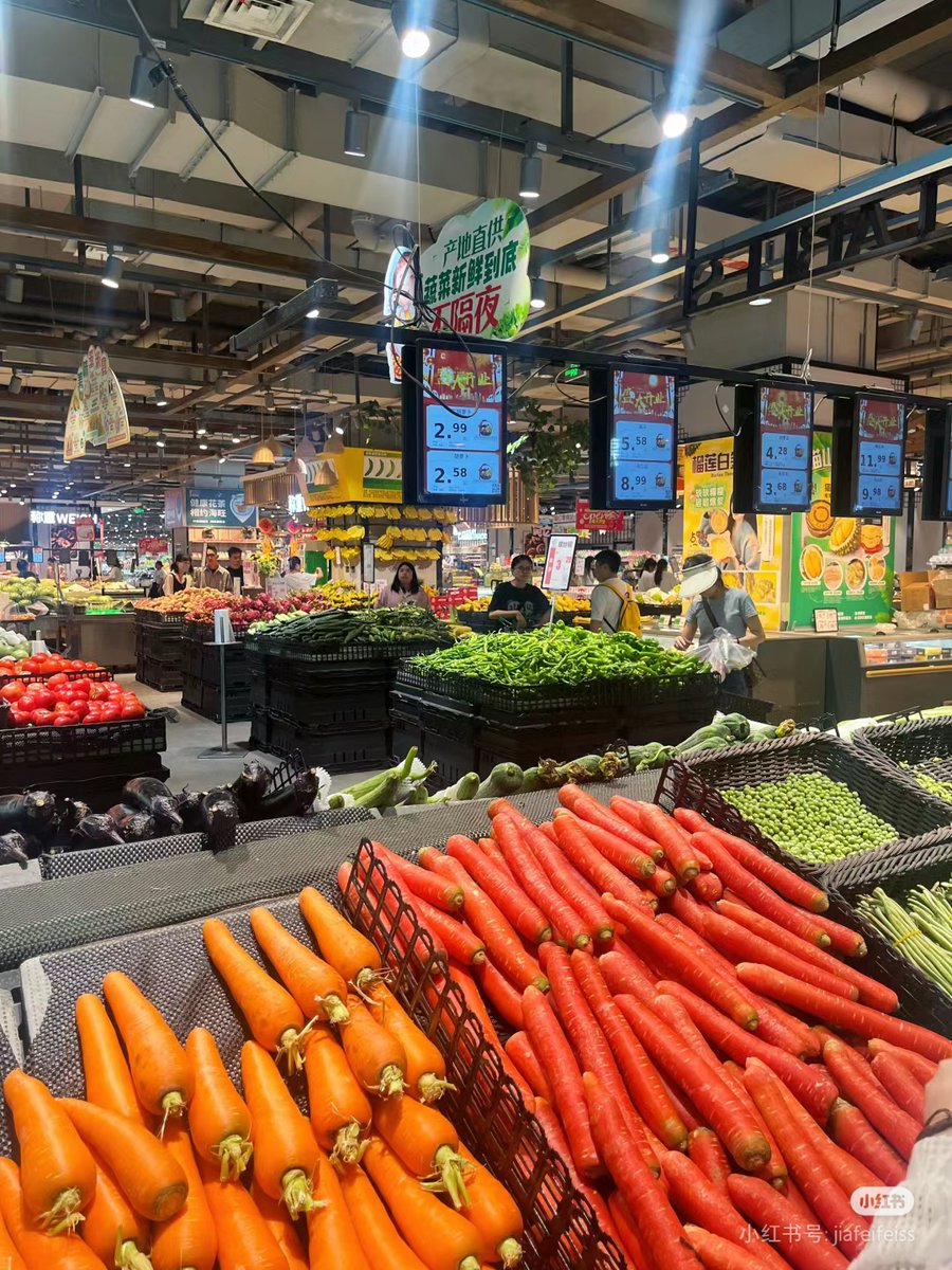 ceey65089943's tweet photo. Fresh local strawberries u0026 organic spinach restocked at the corner market! Grab yours before they’re gone – perfect for this weekend’s salad. https://t.co/5o5M3MVLqt