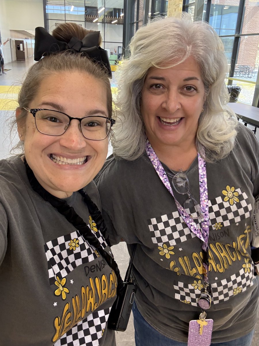 AmieeHimler's tweet photo. Our BMc doors are officially open for the 26-27 school year and our students rocked learning so many new procedures in the new building! 🐝💛 #IGTBAYJ #BMcBuzz #weareBMc https://t.co/pbo2Kzg42Y