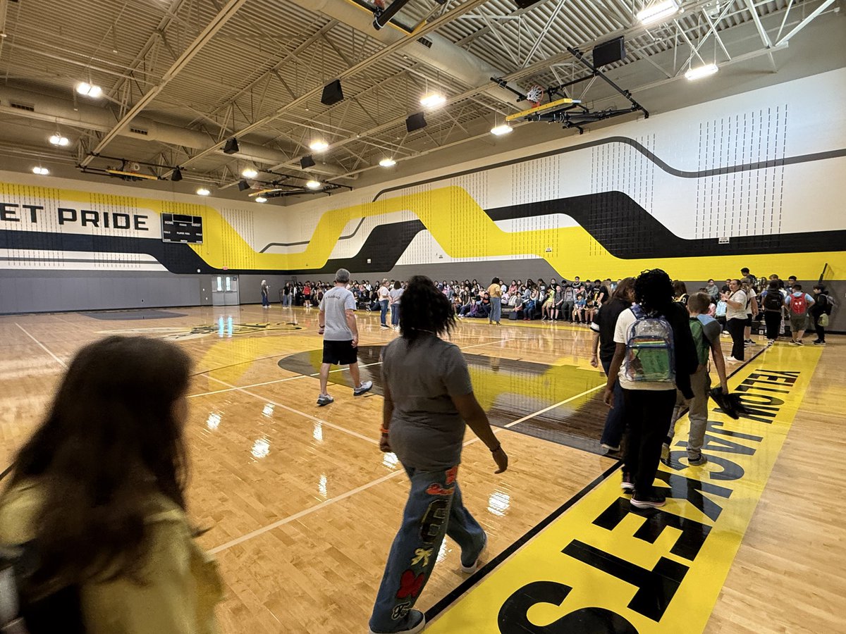 AmieeHimler's tweet photo. Our BMc doors are officially open for the 26-27 school year and our students rocked learning so many new procedures in the new building! 🐝💛 #IGTBAYJ #BMcBuzz #weareBMc https://t.co/pbo2Kzg42Y