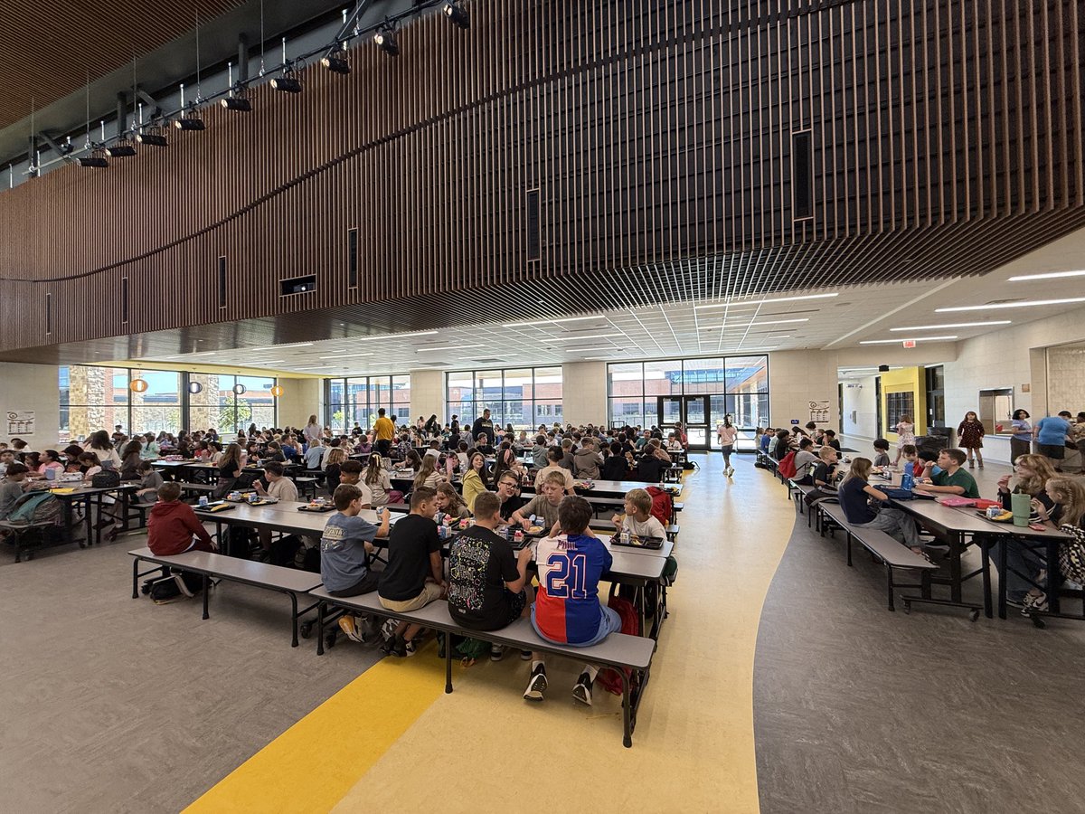 AmieeHimler's tweet photo. Our BMc doors are officially open for the 26-27 school year and our students rocked learning so many new procedures in the new building! 🐝💛 #IGTBAYJ #BMcBuzz #weareBMc https://t.co/pbo2Kzg42Y