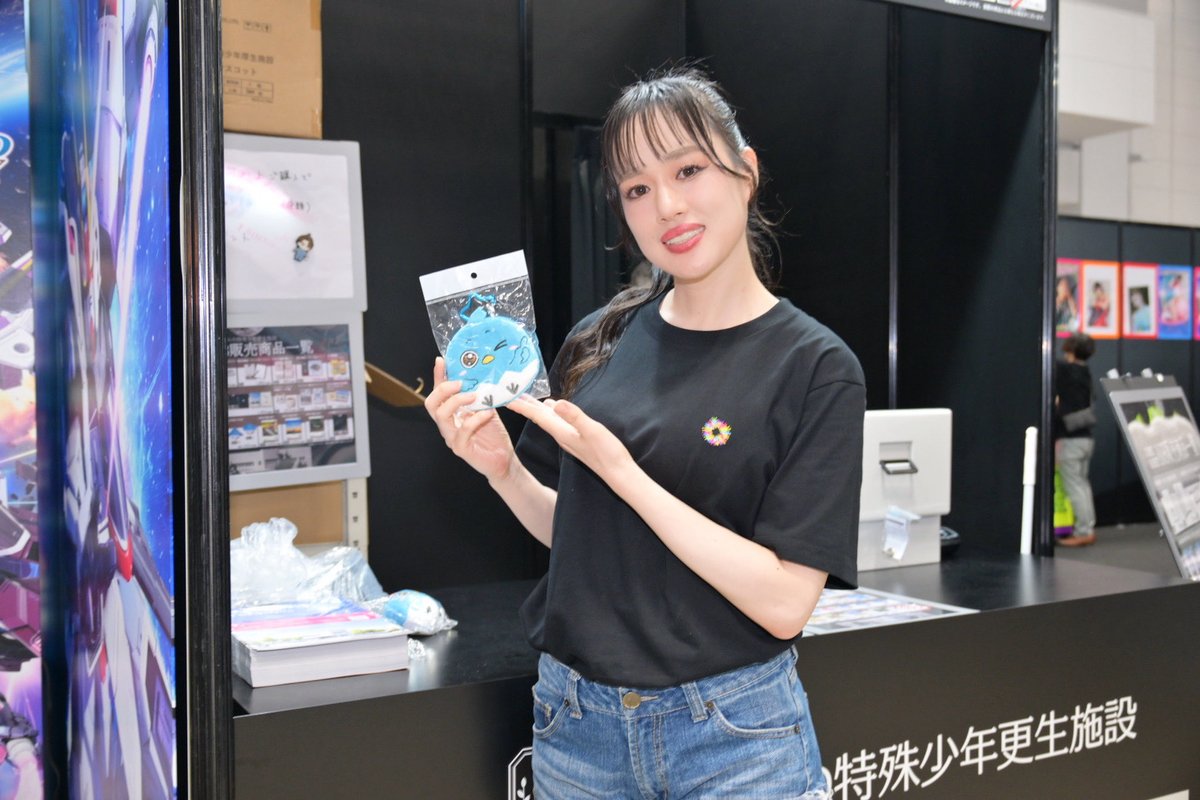 emma_nitta's tweet photo. おはよー☀️

コミックマーケット108（コミケ108）では
南展示棟にて「かがみの特殊少年更生施設」の物販をお手伝いしています♡

新田お気に入りの「シナイドリのポーチ」です✨皆さまぜひグッズをゲットしにきてくださいね🫶

📸@nao7191 様
写真撮らなきゃ…からの素晴らしいタイミングでのご登場ありがとうございました🤣

#コミックマーケット #コミックマーケット108 #コミケ #コミケ108 #夏コミ #かがみの特殊少年更正施設 #シナイドリ