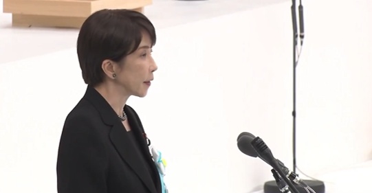 全国戦没者追悼式で黒い喪服を着てマイクの前に立つ高市首相