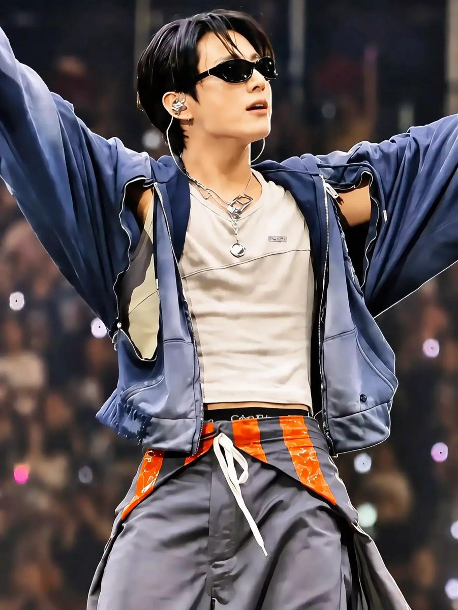 Contosjm's tweet photo. Uma #jikookau

onde Jimin começa em uma nova faculdade e logo faz amizade com Yuna, uma garota que esconde de todos ser irmã de Jeon Jungkook — um dos maiores idols do país e, definitivamente, o cantor menos favorito de Jimin.

Até que uma amizade inocente coloca Jimin frente a frente com o famoso que ele nunca fez questão de conhecer.