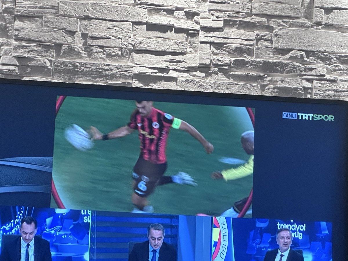 OrsTarik's tweet photo. @TFF_Org buyrun öbür pozisyonda bu varın da gözleri kör olmuş herhalde maçı katleden hakem ordusu zaten maçı ertelememekte Fenerbahçe’nin yoluna taş koydunuz zaten şerefsizler https://t.co/5jaDuFCQMO