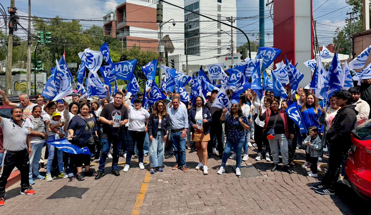 PabloMontesOlmo's tweet photo. Junto con l@s panistas de Álvaro Obregón, salimos a las calles en nuestra Activación Nacional para informar a los ciudadanos sobre las 111 #SolucionesParaMéxico. 

¡Menos impuestos,  más seguridad y un mejor país para todos!  🇲🇽 https://t.co/DDdtQHJ3Pw