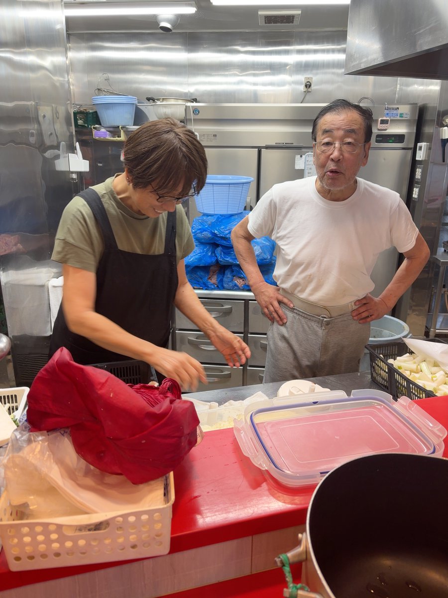 yosimuraya's tweet photo. プレゼント企画のお知らせ

『家系じゃぱん』のYouTube番組、再生回数10,000,000回再生達成！
ありがとうございます！
吉村会長にお願いしまして、『吉村家』のどんぶりをいただきました！

プレゼント企画、こちらに投稿します！奮ってご参加願います

#吉村会長との雑談
#吉村家
#家系ラーメン https://t.co/lnIW5HE4dZ