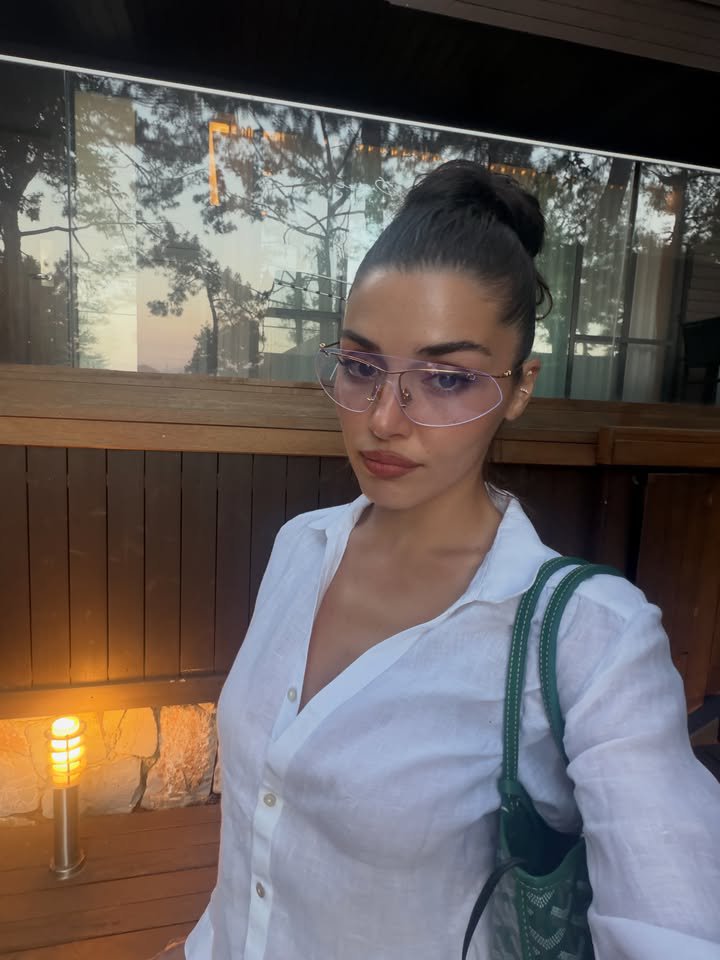 HandeErcelAR's tweet photo. 🍙·˚ˎˊ˗ 🥡 🎀༘⋆@|handemiyy via instagram post »Yo y mis compañeros favoritos en el caos. 👻 🥽👩‍🔬

 🧣 ‧₊˚ 🌂‧₊˚ ~ #HandeErçel ~ https://t.co/sssGuBZ4xg