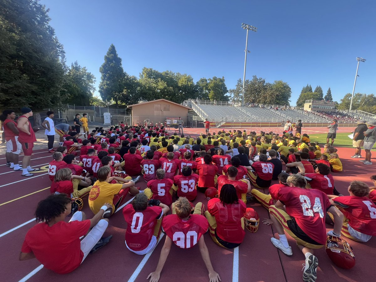 Jesuitsacfball's tweet photo. Thank you, Jesuit 🏈 alum and CHP Officer Josh Ehlers for speaking to our Jr. Marauders and High School Marauders about safety and making good decisions before all 7 teams scrimmaged and ate BBQ 🌭 together.  #gobigred https://t.co/DQHkgw0qoS