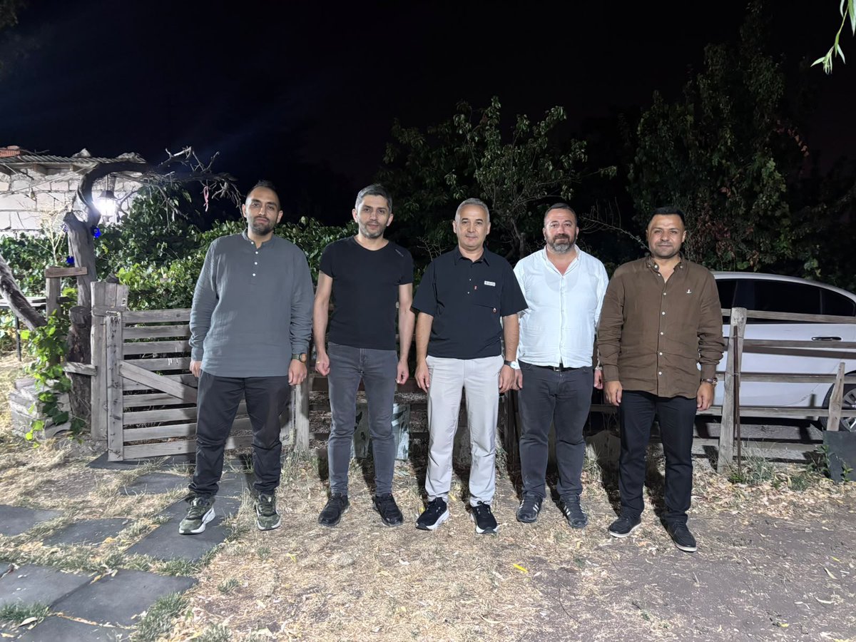 ismaildgr's tweet photo. Ak Parti Genelmerkez Ekonomi İşler Başkan Yardımcımız @mucahitaltunok Başkanımız İle Nazar Bahçede Günün Anısına @ismetkocak06 @MESUTKO123 https://t.co/nwaKWIMmAp