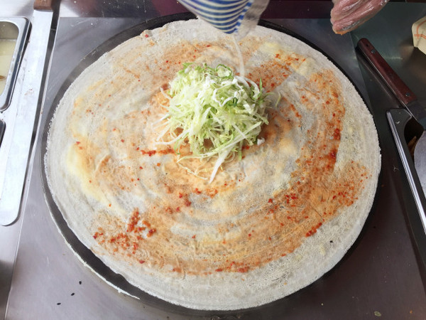 tiagowsmarinho's tweet photo. Biting into this crispy fried pancake stuffed with savory pork and scallions, warm and fragrant street snack perfection! https://t.co/pwk8yd1yxp