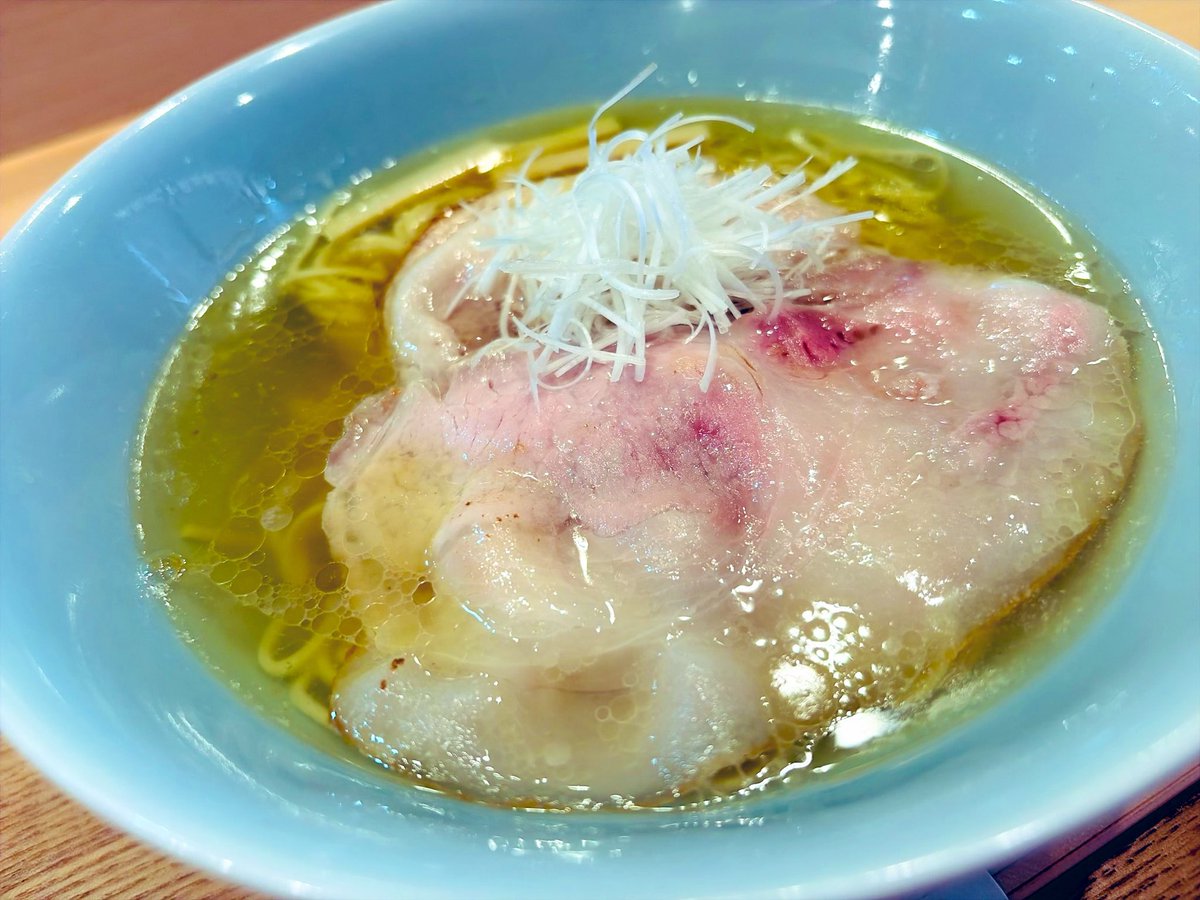 MR_llGarcons's tweet photo. 🍺口直しをしたら潮を

琥珀✨で優しく広がり余韻まで凄いしお🤤
スープの味わいを繰り返し楽しみながら
小麦🌾感を味わう☺️

優しい脂のTOKYO-X🐽

飯田商店 湯河原
しおらぁ麺 https://t.co/Q2yqdaj4bU