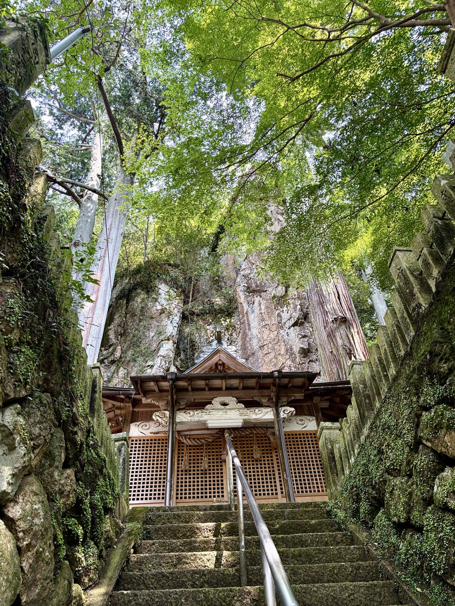 gassyou2's tweet photo. 巖石神社
兵庫県宍粟市山崎町

巖石神社を参拝してきました

社殿の背後にそびえ立つ巨大な磐座がご神体の神社です https://t.co/qV0SP9RxpT