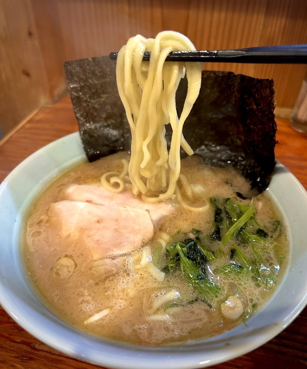 KOTAPAPA921's tweet photo. 数十年前…初めて食べた 家系ラーメンが 口にあわず😱
トラウマで苦手だった時代
『萬家』で頂いたのをキッカケに 家系🍜が大好きになりました🗽
当時の場所から移転したが
その頃と変わらぬ旨味が嬉しい
【ラーメン】この店から
私の“家系LOVEストーリー”が 始まったと言っても 過言ではないのです🎬 https://t.co/GK4h6aU32E