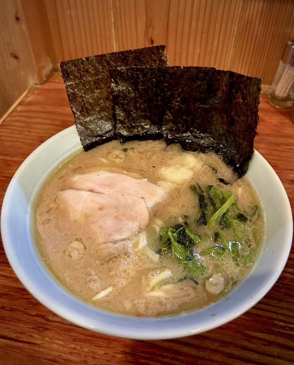 KOTAPAPA921's tweet photo. 数十年前…初めて食べた 家系ラーメンが 口にあわず😱
トラウマで苦手だった時代
『萬家』で頂いたのをキッカケに 家系🍜が大好きになりました🗽
当時の場所から移転したが
その頃と変わらぬ旨味が嬉しい
【ラーメン】この店から
私の“家系LOVEストーリー”が 始まったと言っても 過言ではないのです🎬 https://t.co/GK4h6aU32E