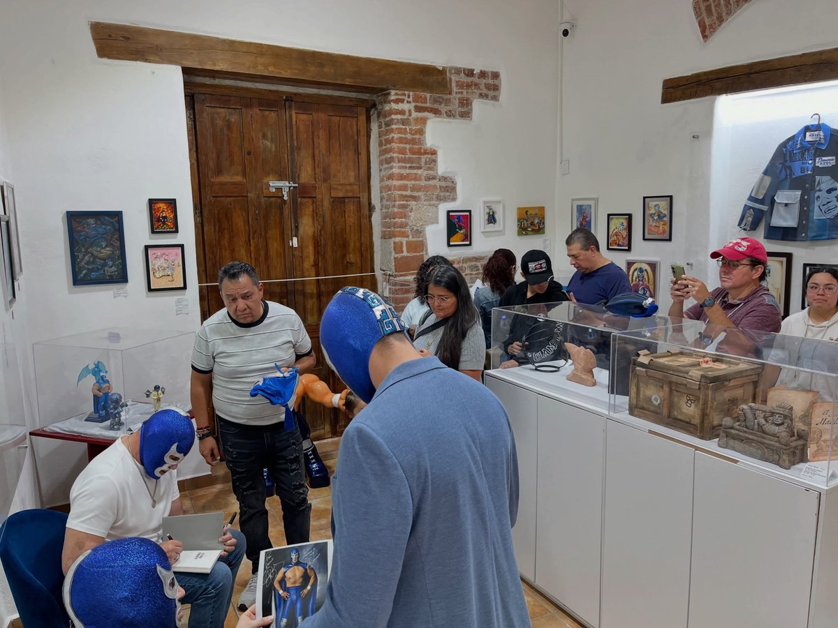 LaTijeraLucha's tweet photo. Larga fila para el cierre de la exposición #BlueDemon "El Icono", en donde #LosDemoniosAzules deleitaron a los aficionados con una extraordinaria convivencia, quedando la Galería lista para una nueva muestra...
 #latijeraluchalibre https://t.co/AbzGiFXl1j