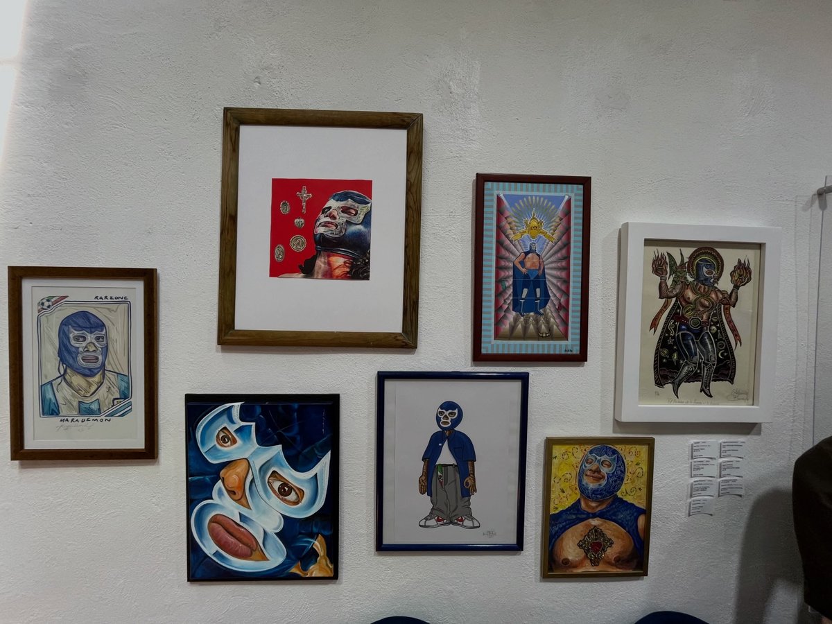 LaTijeraLucha's tweet photo. Larga fila para el cierre de la exposición #BlueDemon "El Icono", en donde #LosDemoniosAzules deleitaron a los aficionados con una extraordinaria convivencia, quedando la Galería lista para una nueva muestra...
 #latijeraluchalibre https://t.co/AbzGiFXl1j