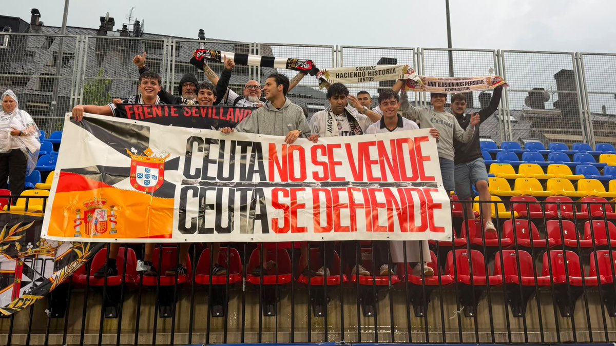 jcasan0va1's tweet photo. Resulta incomprensible que hoy @LaLiga , tras la iniciativa pacífica de un grupo de aficionados desplegando una pancarta reivindicando la españolidad de Ceuta, la realización haya optado por evitarla por completo https://t.co/iiraLIUZpA