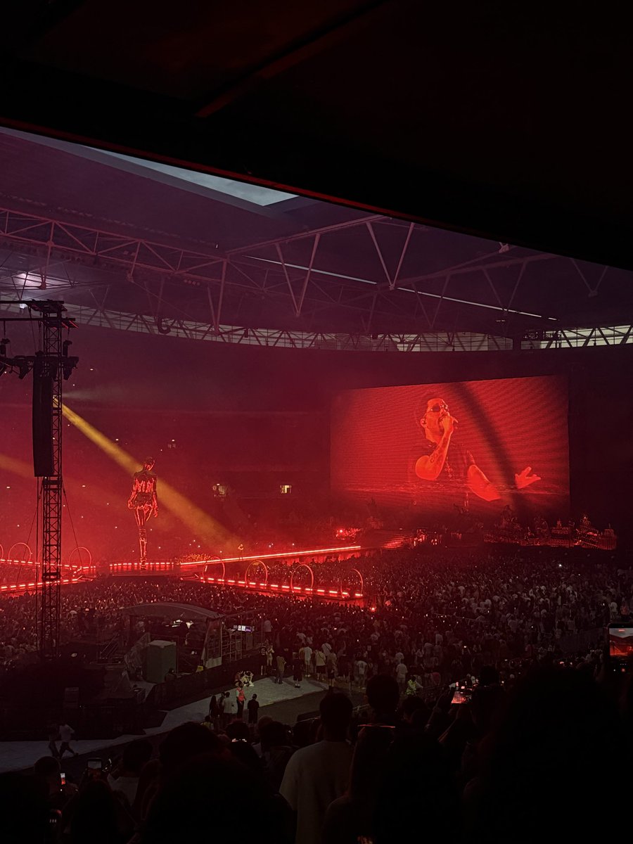 seesha93's tweet photo. I finally did it and saw my abel 😭🩶#theweeknd #london https://t.co/J1aMmH0wrf