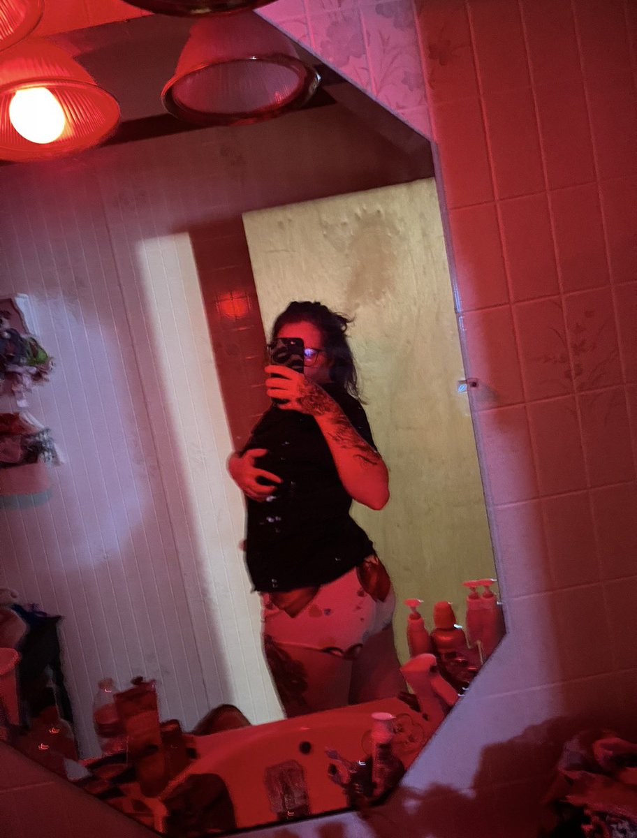 feet_girl11's tweet photo. Love when yall spend money

#bnwo #cuck #findom #paypig #findomgoddess #paypigswelcome #snowbunny #FCKKSC #trending https://t.co/spPcctmphM