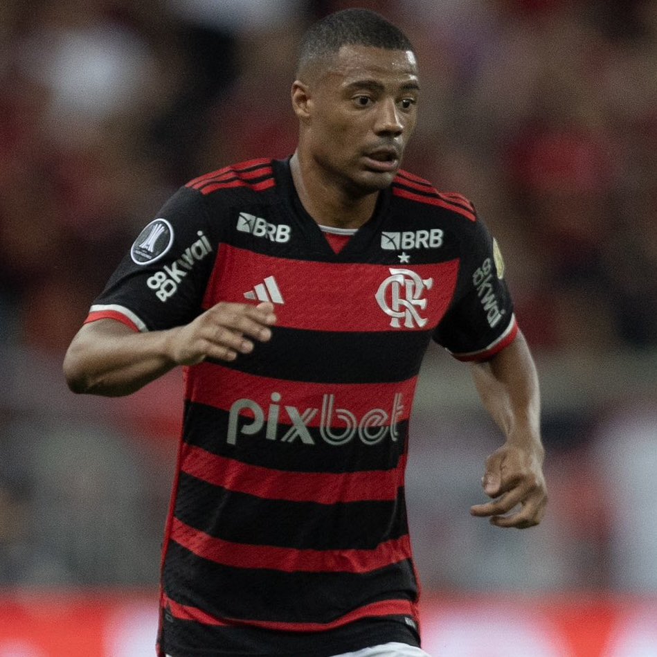 monicaalvesfs's tweet photo. Mais uma vez lesionado, De La Cruz desfalca o Flamengo para o duelo contra o Mirassol.

Com o jogo de amanhã, o Flamengo chega a 44 jogos oficiais na temporada. O uruguaio esteve em campo em apenas 20 ocasiões, o que representa participação em apenas 45,4% dos confrontos da equipe.

Quando joga, soma 595 minutos em campo (uma média de 30 minutos por partida em que atuou).

Inviável manter um investimento altíssimo que passa mais tempo no DM do que à disposição. O custo-benefício é indefensável. @ColunadoFla