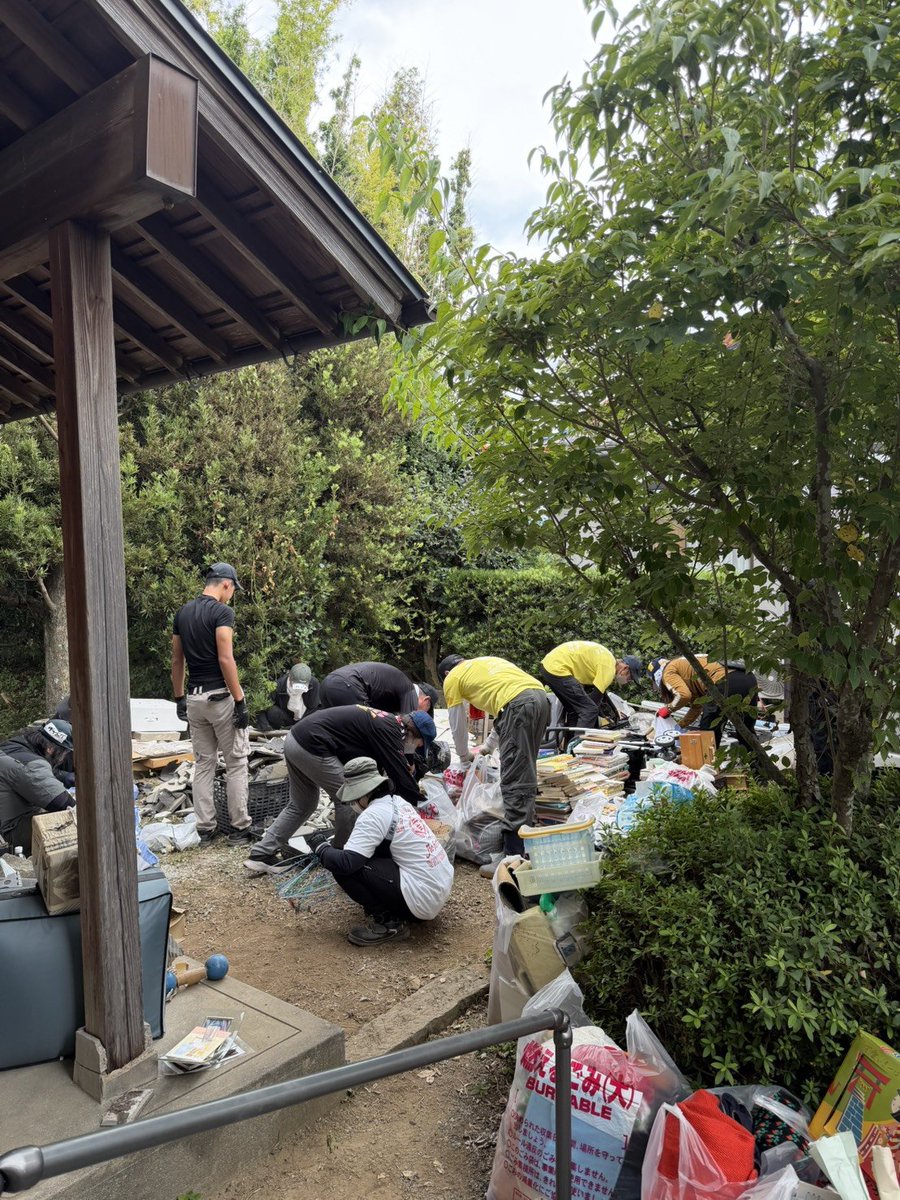 jishuren_kuma's tweet photo. 【#令和8年熊本地震】
別のお宅では、落ちた外壁などを集めたり、家財道具の仕分けをしたりしました。分からない品物については、お母さんに確認しながら、一つひとつ丁寧に作業を進めていきます。
#宇城市松橋
#幡再
#九州自主練 https://t.co/WWttfCfqgC