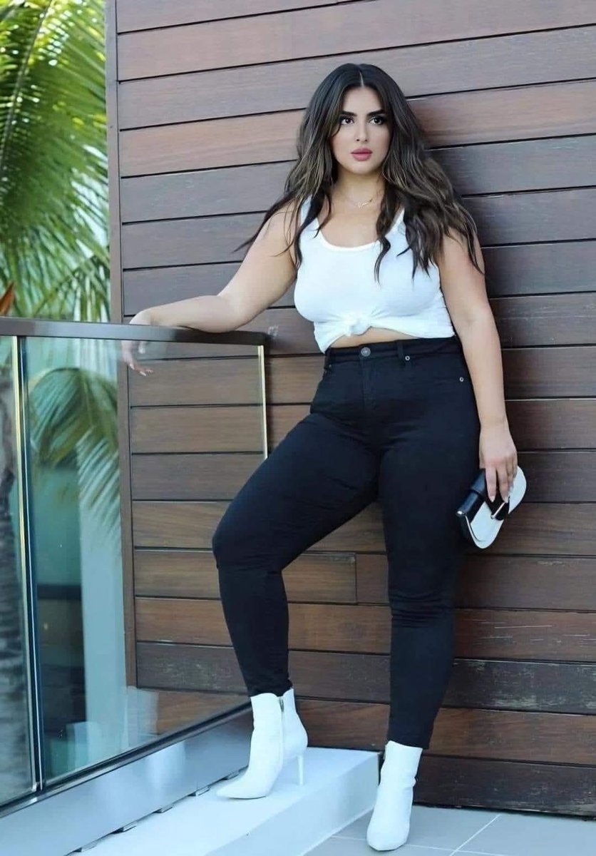 p7qvsc's tweet photo. :  stuns in a dark purple saree. 💕 https://t.co/axU2t0kkz4