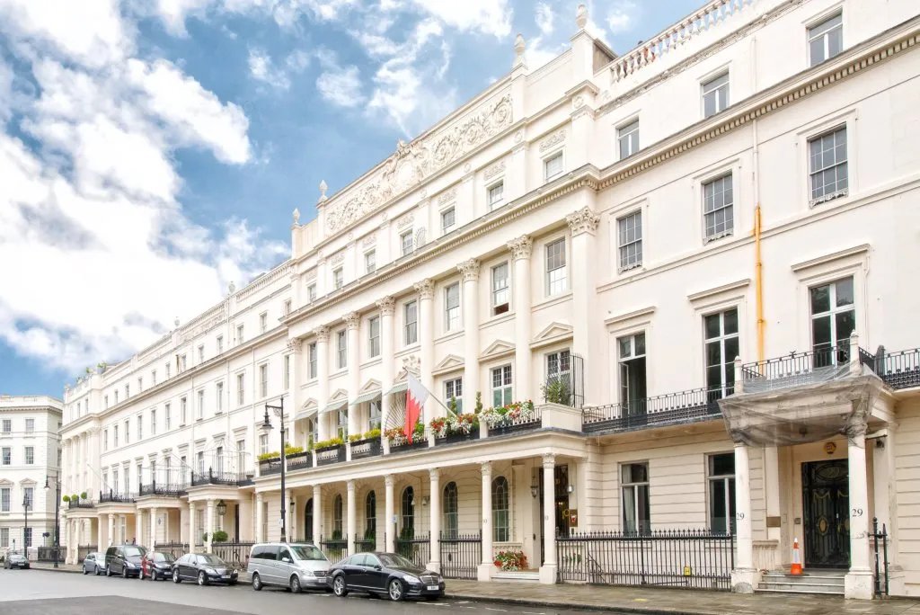 jayrivercourt's tweet photo. @atlanticesque The magic of London is not that skyline, but the thousands of beautiful, classical-style buildings almost anywhere you go. That is a the real treasure to forget about the modern buildings. https://t.co/gN7dKXDnFR