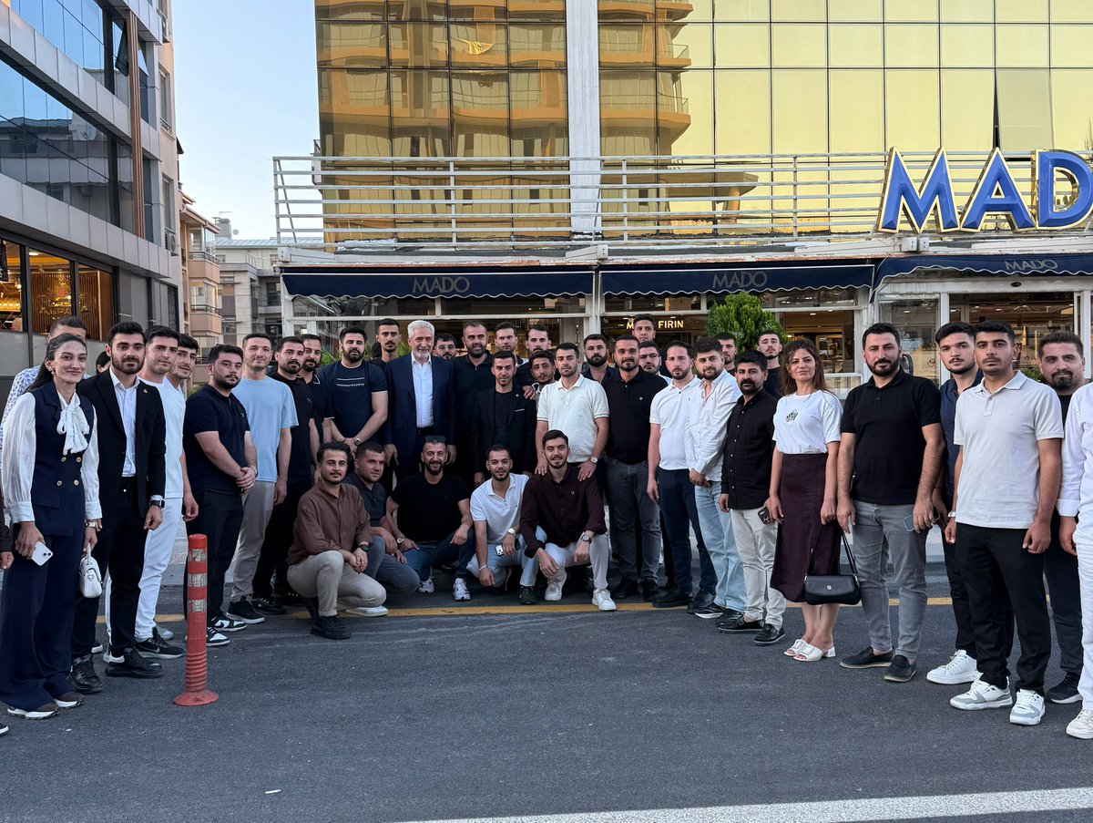 GalipEnsarioglu's tweet photo. Aynı dava, aynı heyecan ve aynı hedefe doğru birlikte yürüdüğümüz AK Parti Diyarbakır Gençlik Kollarımızdan genç kardeşlerimizle Ankara’da bir araya gelerek hasbihal ettik. https://t.co/7zrPKciwDQ