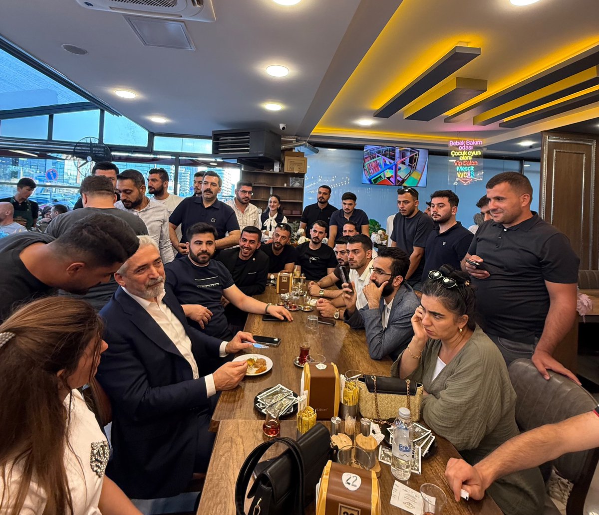 GalipEnsarioglu's tweet photo. Aynı dava, aynı heyecan ve aynı hedefe doğru birlikte yürüdüğümüz AK Parti Diyarbakır Gençlik Kollarımızdan genç kardeşlerimizle Ankara’da bir araya gelerek hasbihal ettik. https://t.co/7zrPKciwDQ