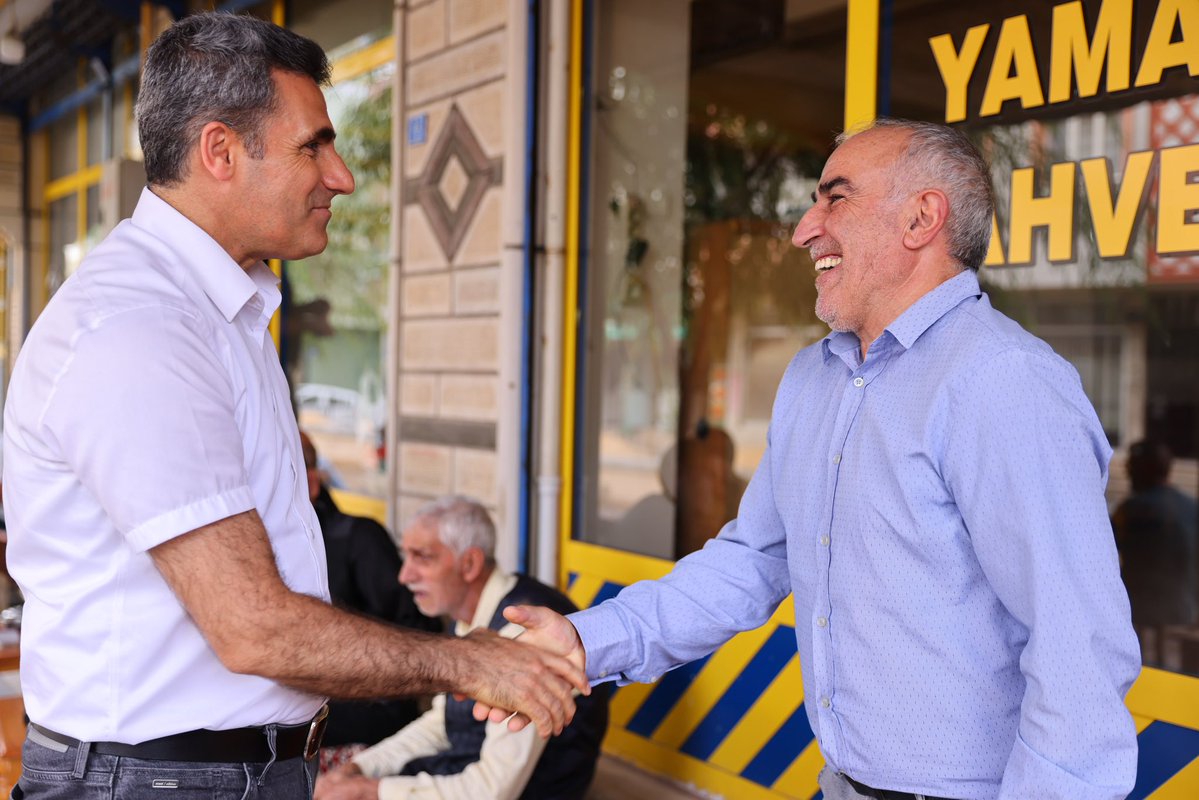 Erdalarikan12's tweet photo. 📍 Haydar Baylaz Caddesi

Sahadaki çalışmalarımızı inceledikten sonra cadde esnafımızı ve hemşehrilerimizi ziyaret ederek hasbihâl ettik.

Devam eden çalışmalarımızla ilgili görüşlerini dinledik; talep ve önerileri üzerine sohbet ettik.

Şehrimizi sadece yollarıyla, kaldırımlarıyla değil; istişareyle, ortak akılla ve gönül gönüle güzelleştiriyoruz.

Bizleri samimiyetle karşılayan esnafımıza ve kıymetli hemşehrilerimize gönülden teşekkür ediyorum.