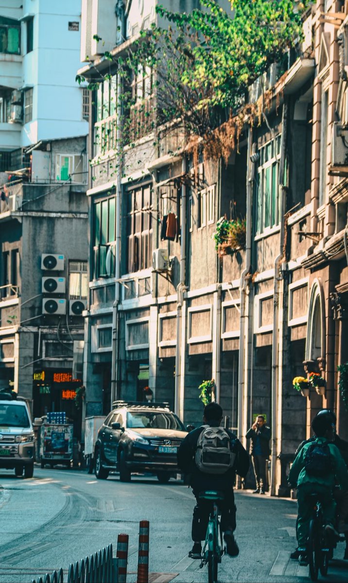 imane_alia's tweet photo. Caught a crisp autumn afternoon street vibe—sunlight filtering between old brick buildings, a guy rushing past with a coffee cup, that perfect quiet hum of the city. https://t.co/zrGpGB1jKE