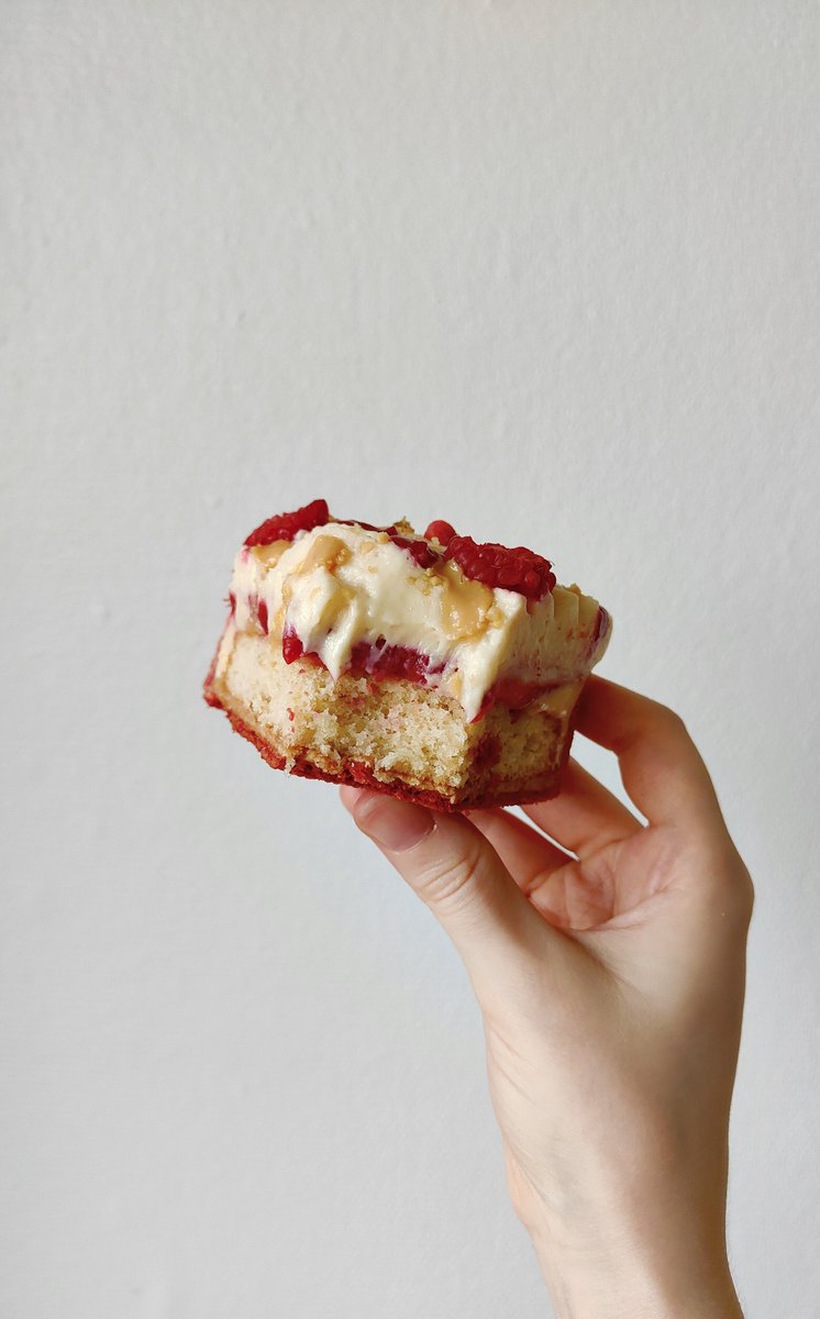 S_Flrs's tweet photo. Tarte framboise et cacahuète ! 👩🏻‍🍳🥜❤️

Toujours aussi compliqué de pâtisser dans une cuisine à 30°C, mais ça valait le coup ! https://t.co/NFuqyM8lto