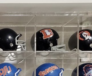 MoledorG_MP31B's tweet photo. @N_burk @EDS1131 @BSUsportsreport I never see this 1 in the middle mentioned or shown anywhere but in this photo. I say that bc I’m a bit of a ball cap nerd &amp; have one with just about every BSU logo on it but this. I know it’s a play on Denver’s but I’m surprised I never see it. Would love to knw when it was used https://t.co/iwLMcS3NDV