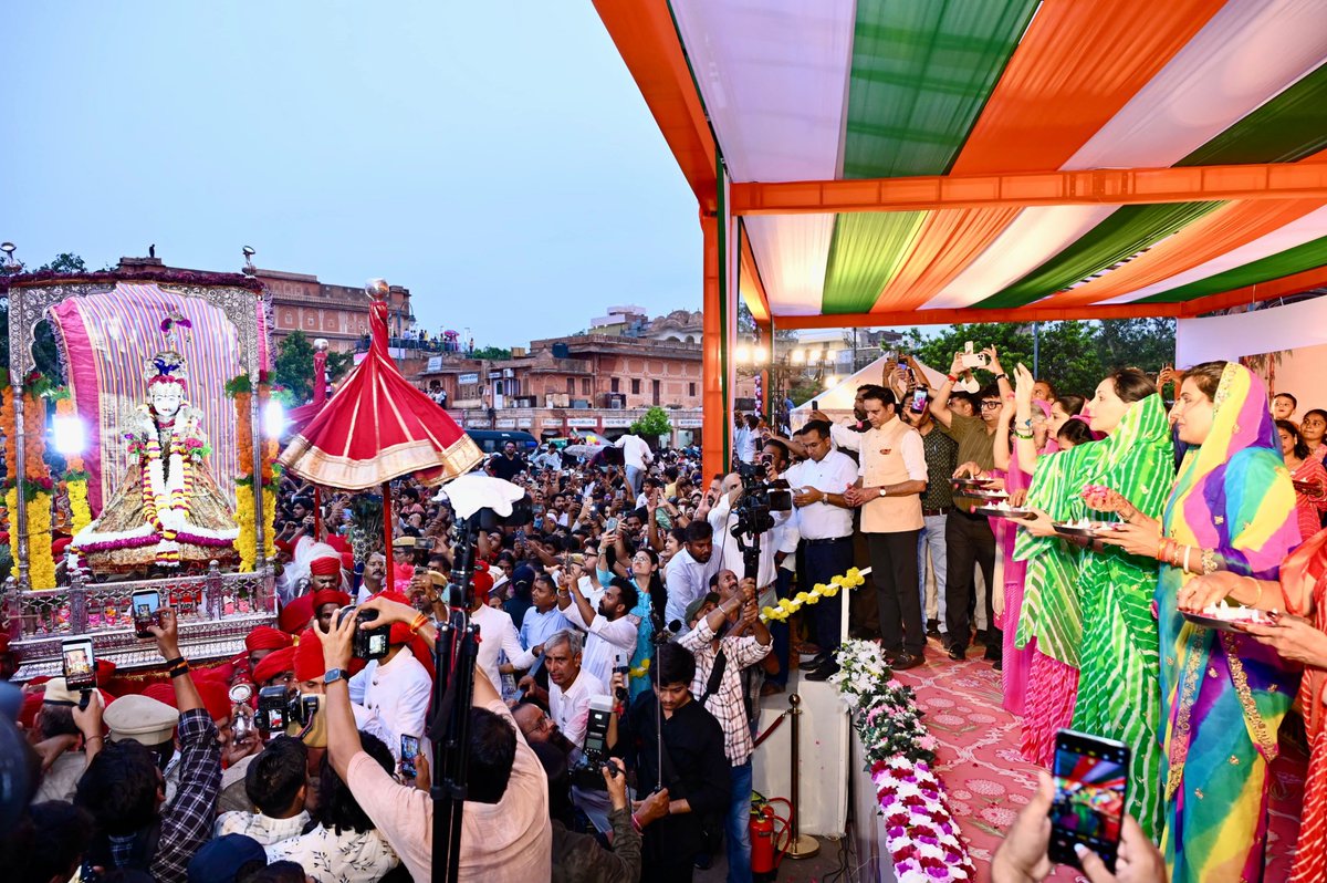 KumariDiya's tweet photo. हरियाली तीज के पावन अवसर पर राजस्थान पर्यटन विभाग द्वारा आयोजित दो दिवसीय तीज महोत्सव-2026 का भव्य शुभारंभ हुआ। इस अवसर पर छोटी चौपड़ पर आयोजित महाआरती में मातृशक्ति के साथ सहभागिता कर तीज माता का वंदन एवं अभिनंदन करने का सौभाग्य प्राप्त हुआ। कार्यक्रम में जयपुर सांसद श्रीमती @Manju4bjp जी, पूर्व महापौर श्रीमती @drsomyagurjar जी तथा माताएं एवं बहने उपस्थित रहीं।

भव्य शोभायात्रा में कच्छी घोड़ी, गैर, कालबेलिया, चरी नृत्य, कठपुतली, बहुरूपिया, शाही बग्घी, सजे-धजे ऊँट-हाथी, बैलगाड़ियाँ और घोड़े आकर्षण का केंद्र रहे। शहनाई और नगाड़ों की स्वर लहरियों के बीच 200 से अधिक लोक कलाकारों ने राजस्थान की समृद्ध एवं रंग-बिरंगी सांस्कृतिक ��िरासत को जीवंत कर दिया।

हरियाली तीज हमारी लोक परंपराओं, आस्था और मातृशक्ति के उत्सव का प्रतीक है। ऐसे आयोजन हमारी सांस्कृतिक विरासत को नई पीढ़ी से जोड़ने के साथ राजस्थान को देश-दुनिया के पर्यटन मानचित्र पर और अधिक गौरव के साथ स्थापित करते हैं।