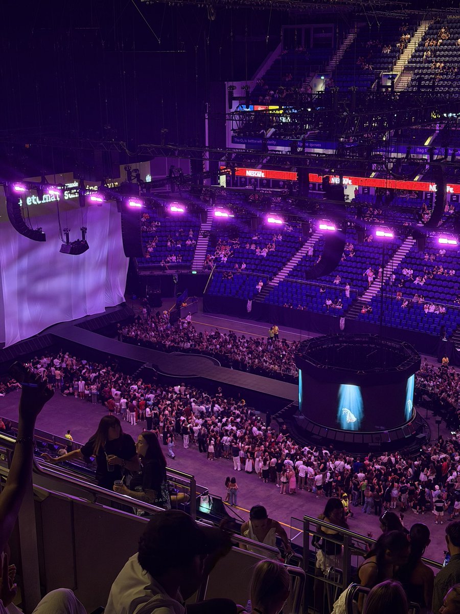 GrandeTourFR's tweet photo. Les fans commencent à remplir l’arena !! https://t.co/4aTG1joRkM