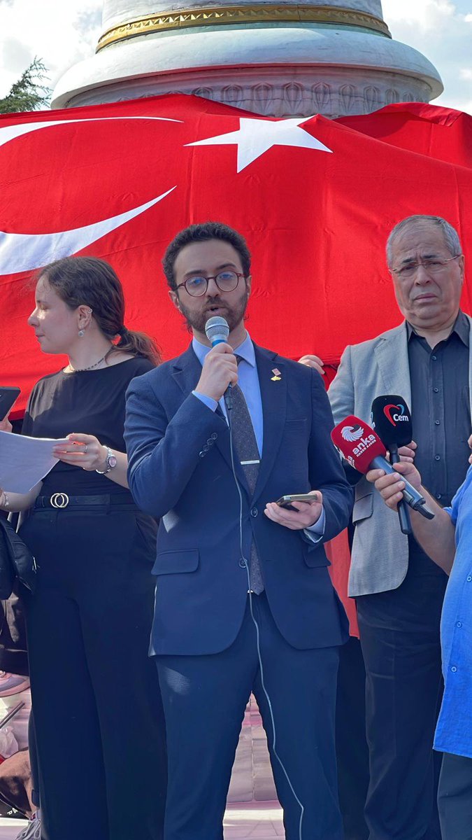 KongreDernegi's tweet photo. Milliyetçi Kongre Derneği olarak ikinci ihanet sürecine ve bölücü teröristlere af getiren sözde yasaya karşı Türk milliyetçisi sivil toplum kuruluşlarının ortak basın açıklamasına katıldık. 

Derneğimiz adına basın açıklamasını Yönetim Kurulu Üyemiz Sn. Alperen Özmen yaptı. 

Basın açıklamamız:

Türkiye, yıllar boyunca ağır bedeller ödeyerek mücadele ettiği terör örgütüne ve onun siyasi hedeflerine hukuk eliyle alan açılmak istenen bir sürecin içinden geçmektedir. “Çerçeve Yasa” adı verilen düzenleme de bu sürecin en kritik eşiklerinden biridir.

Türk milleti geçmişte benzer bir sürecin nelere mal olduğunu gördü. Devletin geri çekildiği, terör örgütünün güç kazandığı, şehirlerin silah ve patlayıcılarla doldurulduğu, hendeklerin kazıldığı, egemenlik alanlarının fiilen tartışmaya açıldığı günlerin bedelini askerlerimiz, polislerimiz, korucularımız ve sivil vatandaşlarımız canlarıyla ödedi. O dönemin hesabı hâlâ tam anlamıyla verilmiş değildir.

Şimdi aynı anlayış yeniden karşımızdadır. Terör örgütü mensupları için özel hukuki hükümler hazırlanmış, geçmişte işlenen suçların sonuçlarını ortadan kaldıracak veya etkisizleştirecek yollar açılmış, örgütün yıllardır siyasi zeminde dile getirdiği taleplerin önü adım adım genişletilmiştir.

Bölücü terör örgütüne tanınan her ayrıcalık, Türklerin egemenliğinden verilen bir tavizdir. Hukukun teröristlere göre yeniden düzenlenmesi, olmaması için canlarımızı verdiğimiz topraklarımızın bölünmesinden bile daha feci sonuçlar doğuracaktır. 

Türkiye’nin üniter yapısı, Türk milletinin egemenliği ve Cumhuriyetimizin kuruluş esasları hiçbir pazarlığın konusu yapılamaz. Irak’ta ve Suriye’de yıllardır yürütülen etnik temelli parçalanma siyasetinin Türkiye’ye taşınmasına, federalizm ve özerklik tartışmalarının meşru bir siyasi zemin gibi sunulmasına karşı durmak bugün her Türk milliyetçisinin tarihî sorumluluğudur.

Biz Milliyetçi Kongre Derneği olarak bu sorumluluğun farkındayız.

Şehit ailelerine yıllarca “evlatlarınız bu vatan için can verdi” deyip bugün onların katillerine hukuk düzeni hazırlayan bir siyaseti kabul etmiyoruz. Gazilerimizin bedenlerinde taşıdığı yaraları görmezden gelip terör örgütüne yeni bir siyasi gelecek kurulmasına razı gelmiyoruz.

Bu topraklarda Türk egemenliği bin yıldan uzun süredir şeksiz ve şüphesiz şekilde sürmektedir. Türkiye Cumhuriyeti de kan ve ateşin içinden geçilerek kurulmuştur. 

Edirnekapı’dan, kahramanlar kahramanı şehitlerimizin huzurundan açıkça söylüyoruz:

Türkiye Cumhuriyeti’nin geleceği terör örgütlerinin taleplerine göre şekillendirilemez. Türk milletinin egemenliği hiçbir müzakere masasının konusu olamaz. Teröristlere can güvenliği garantisi vermek, terör örgütünün meşruiyetini sağlamak Türk milletinin ve Türk devletinin borcu değildir. 

Devletimizin üniter yapısını aşındıracak, terör örgütlerine hukuki ve siyasi meşruiyet kazandıracak her girişimin karşısında duracağız.

Bugün önümüze getirilen bu sürecin adı ne olursa olsun, açacağı yolun farkındayız.

Biz o yolun nereye çıktığını daha önce gördük.

Şehitlerimizin emanetine, gazilerimizin mücadelesine, Cumhuriyetimize ve Türk milletinin egemenliğine sahip çıkacağız. Bir kişi kalsak bile yılmayacağız, yıkılmayacağız; bıkmadan, usanmadan bu yolda yürüyeceğiz. 

Başta aziz huzurlarında bulunduğumuz kahramanlar kahramanı şehitlerimiz olmak üzere hepinizi saygıyla selamlıyorum.

Ne Mutlu Türküm Diyene!