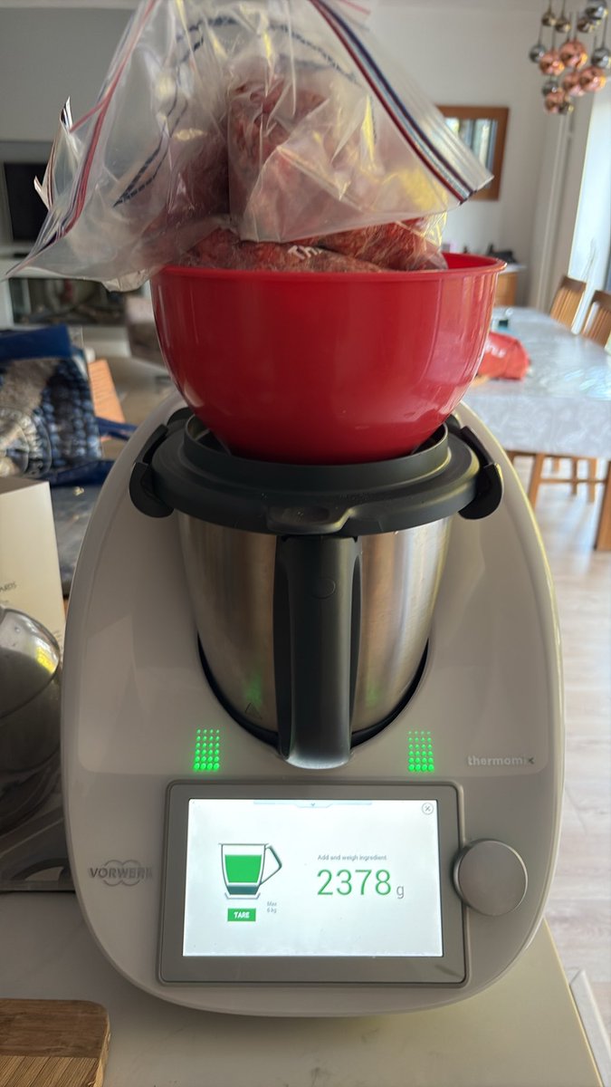 cararias's tweet photo. @Costco really? What is going on with the weight of the meat you sell? Nearly 1/2 kg missing, and I am including the package in the measurement https://t.co/AkYCPtNlzJ