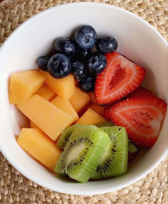 FoodPleaser's tweet photo. Remove one fruit item from this bowl…. https://t.co/YA2sfRUHAa