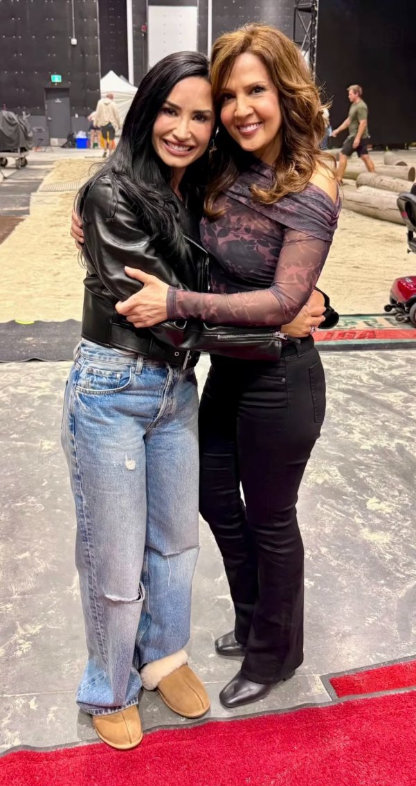 poptime's tweet photo. ENVELHECERAM IGUAL VINHO! Demi Lovato e María Canals Barrera recriando a mesma foto ao longo de 16 anos. https://t.co/Y2O4YBMhaO