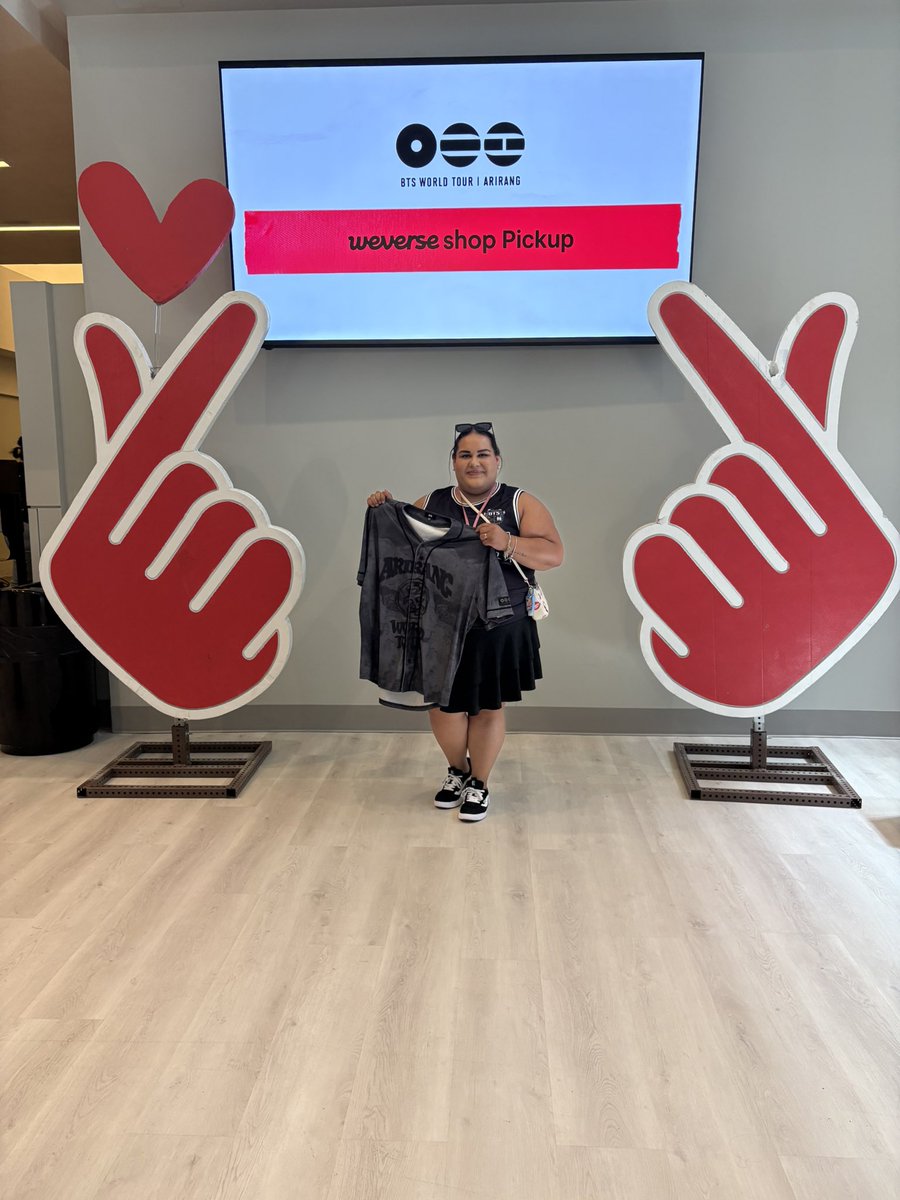 BeeGeeXD's tweet photo. Ahhhhhhhhh secured my merch 🙌🏼🙌🏼🙌🏼 #BTS_WORLDTOUR_ARİRANG_ARLINGTON https://t.co/2ANC4HO8xT